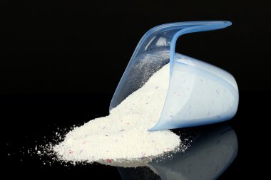 üstünde siyah bir ölçme fincan, deterjanlar, izole