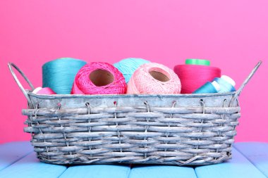 Sepette pembe bir arka plan üzerinde ahşap masa üzerinde parlak konu