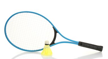 badminton raketi ve mekik horozu beyazda izole edilmiş.