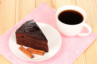 ahşap masa üstünde çikolata sacher pastası