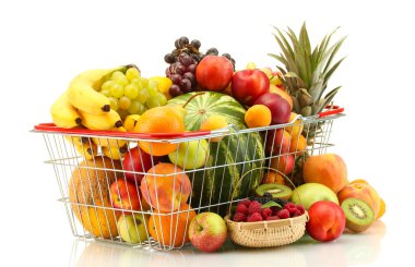 Metal sepetin içindeki egzotik meyveler beyaz üzerine izole edilmiş.