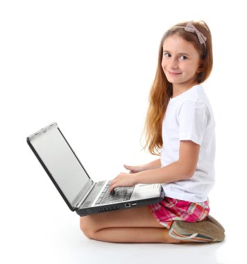 güzel bir kız ile üzerine beyaz izole laptop