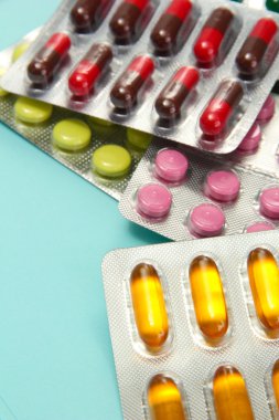 hap ve kapsül kabarcıklar mavi zemin üzerine paketlenmiş