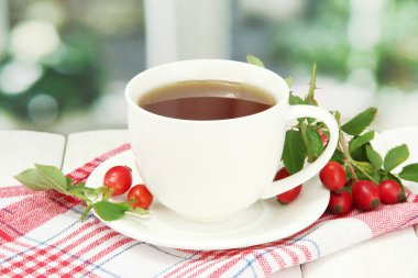 ahşap masa üzerinde hip Güllü çay