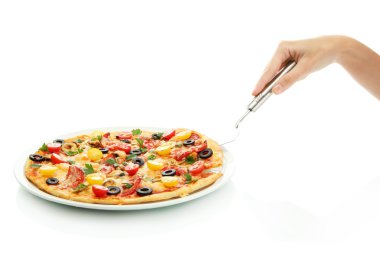 Pizza bir dilim beyaz arka plan yakın çekim mutfak omzuna üzerinde tutan kadının el