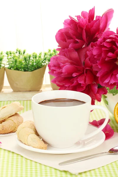 Tasse heiße Schokolade, Kekse und Blume auf dem Tisch im Café — Stockfoto