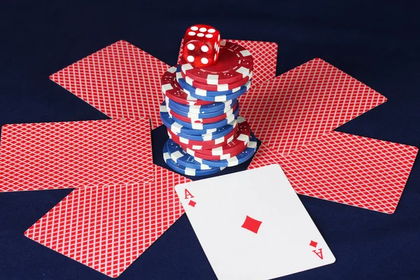 Jetons de poker, dés et cartes sur une table bleue — Photo