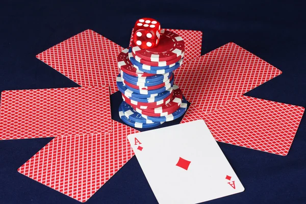 Poker fişleri, zar ve mavi masa kartları — Stok fotoğraf