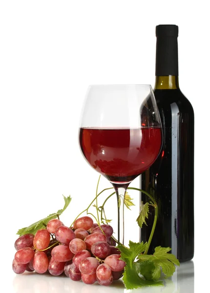 白で隔離される熟したブドウのワインとのガラス瓶 — ストック写真