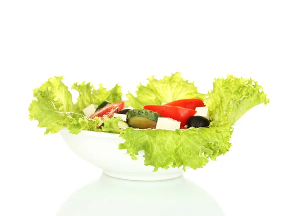 Leckerer griechischer Salat isoliert auf weiß — Stockfoto