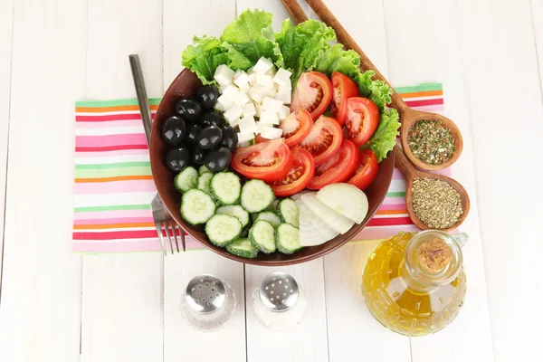 Sabrosa ensalada griega con especias sobre fondo de madera blanca — Foto de Stock