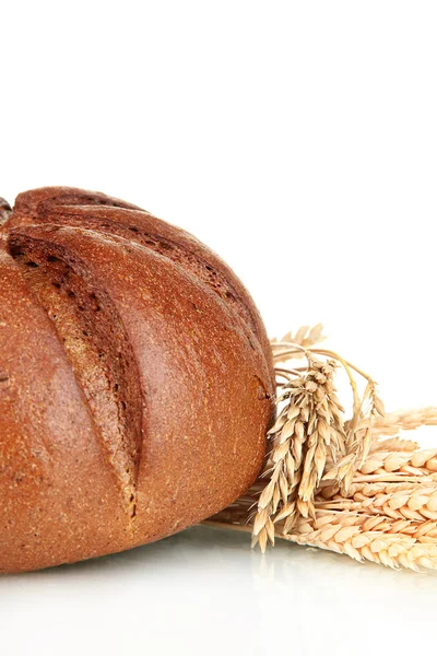 Zelfgemaakte hele brood op witte achtergrond close-up — Stockfoto