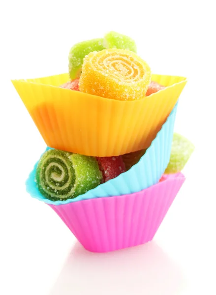 Bonbons à la gelée sucrée dans des cas de gâteau tasse isolé sur blanc — Photo