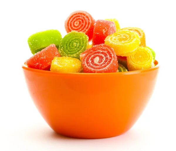 Красочные конфеты желе в миске изолированы на белом — стоковое фото