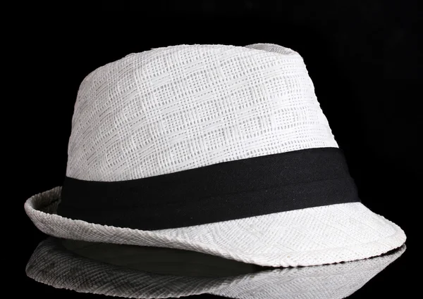 Magnifique chapeau blanc isolé sur noir — Photo