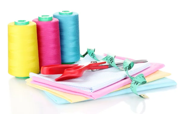 Acessórios de costura e tecido isolado em branco — Fotografia de Stock