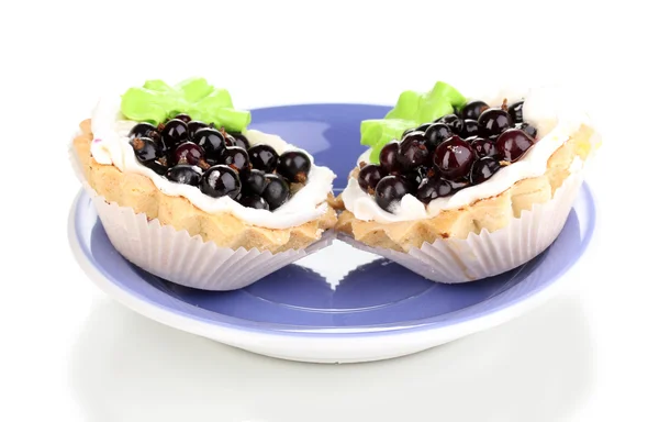 白で隔離され受け皿の漿果を持つ甘いケーキ — ストック写真