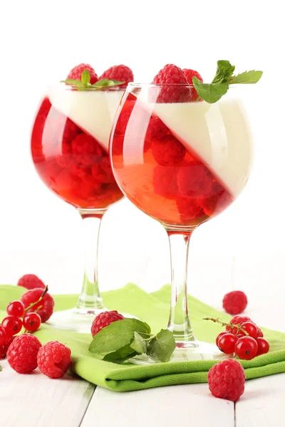 Jalea de frutas con bayas en vasos sobre mesa de madera —  Fotos de Stock