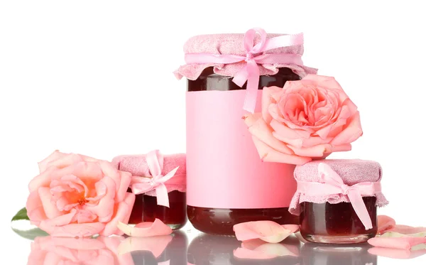 Банки с розовым вареньем и цветы изолированы на белом — стоковое фото