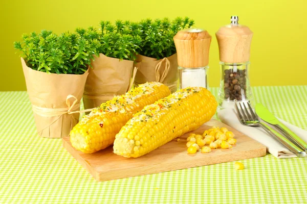 Vařené kukuřice s máslem a koření — Stock fotografie