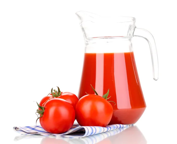 Sok pomidorowy w dzban na białym tle — Zdjęcie stockowe