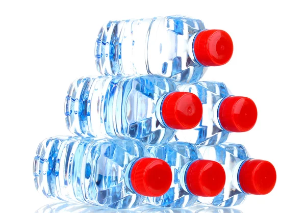 Plastikflaschen mit Wasser isoliert auf weiß — Stockfoto