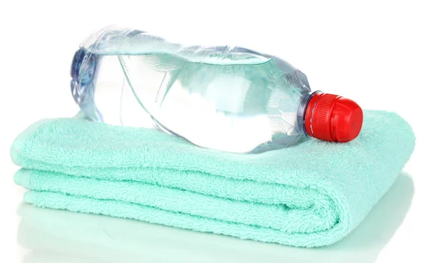 Plastik şişe su üzerinde beyaz izole havlu üzerindeyeşil renkli yakın çekim haplarla kavanoz — Stok fotoğraf