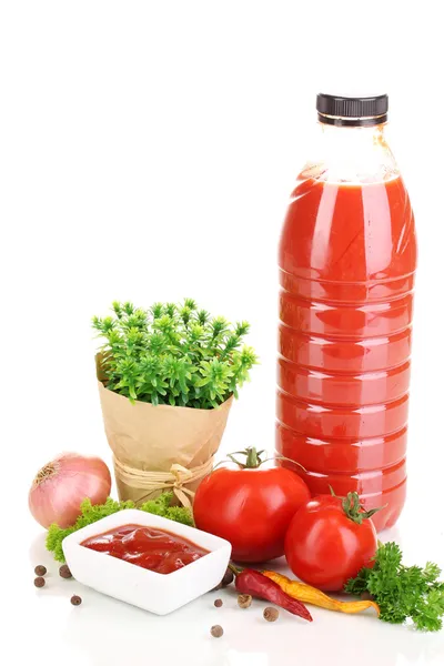 Nature morte tomates ketchup et herbes isolées sur blanc — Photo