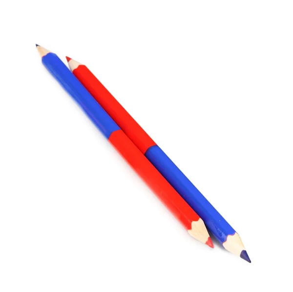 红色和蓝色铅笔在白色隔离 — 图库照片