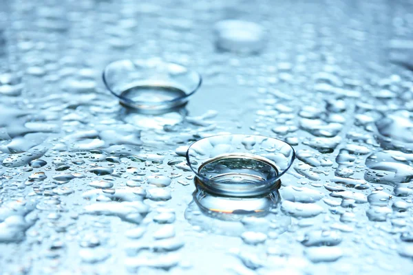 Lentes de contacto, sobre fundo azul — Fotografia de Stock