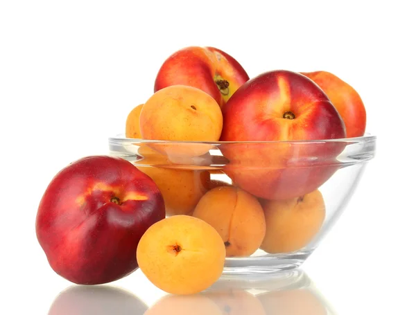 Fruta madura en cuenco de vidrio aislado en blanco — Foto de Stock