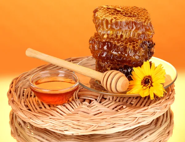 Honungskaka på orange bakgrund — Stockfoto