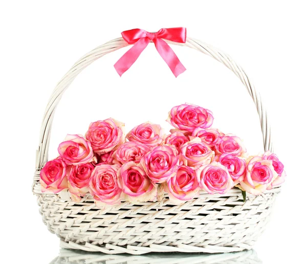 束美丽的粉红色玫瑰在篮子里上白色, 隔离 — 图库照片