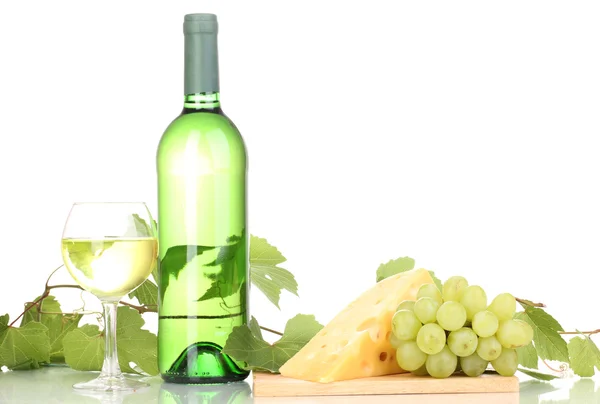 Flasche großen Wein mit Weinglas und Käse isoliert auf weiß — Stockfoto