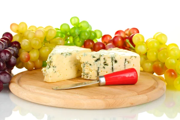 Beyaz zemin üzerinde üzüm ile kesme tahtası üzerinde kalıp peynir kapatın — Stok fotoğraf