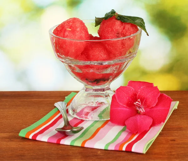 Watermelon ice cream in a glass goblet on green background close-up — Stock Photo, Image