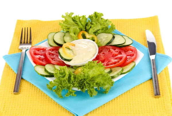 Подрібнені овочі та соус на тарілці ізольовані на білому — стокове фото