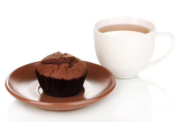 Muffin fresco com chá isolado em branco — Fotografia de Stock