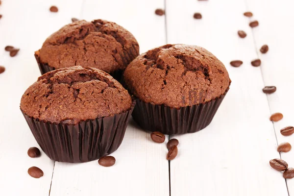 Färska muffins på trä bakgrund — Stockfoto