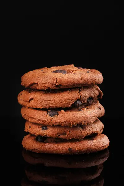 チョコレート チップ クッキー黒に分離 — ストック写真