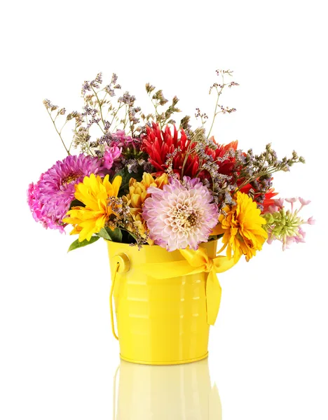 Balde amarelo brilhante com flores isoladas em branco — Fotografia de Stock