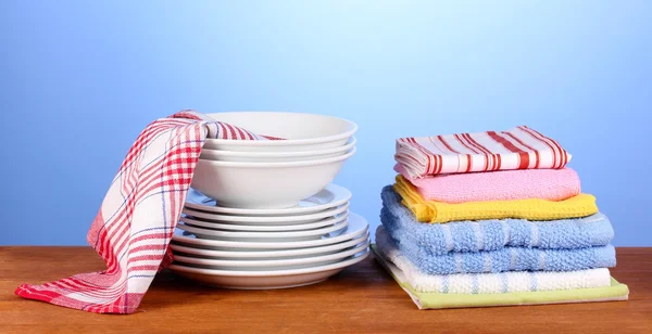 Küchentücher mit Geschirr auf blauem Hintergrund in Nahaufnahme — Stockfoto