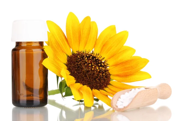 Frasco de medicamento com comprimidos e flores isoladas em branco — Fotografia de Stock