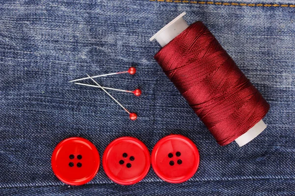 Botões de costura coloridos com fio na calça close-up — Fotografia de Stock