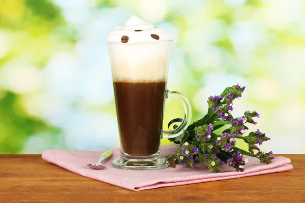Taze kahve parlak yeşil arka plan üzerinde kokteyl bardak — Stok fotoğraf