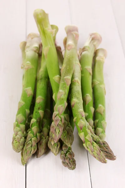 Fresh asparagus on white wooden table background — Stock Photo, Image