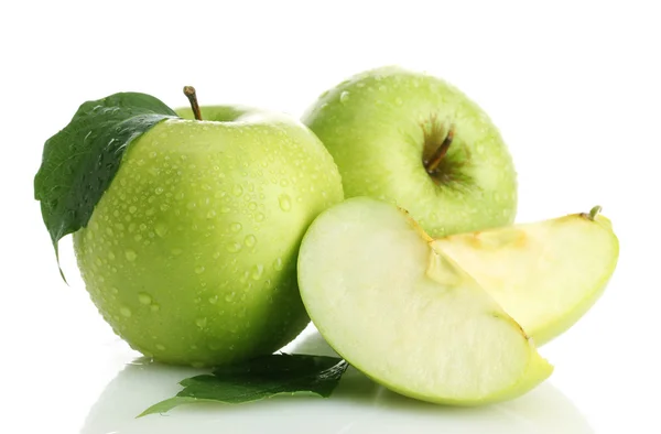 Rijp groene appels met blad en snijd, geïsoleerd op wit — Stockfoto