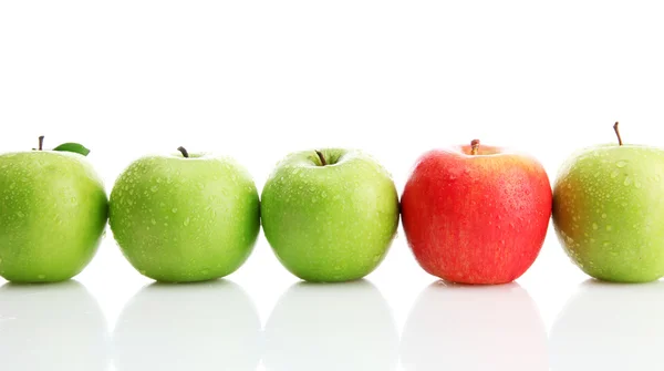 Dojrzałe jabłka zielone i jeden czerwony jabłko na białym tle — Zdjęcie stockowe
