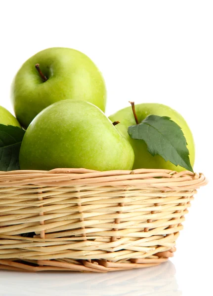 Manzanas verdes maduras con hojas en cesta aisladas sobre blanco —  Fotos de Stock