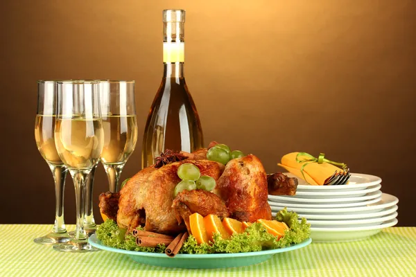Сервировка стола на День Благодарения на коричневом фоне крупным планом — стоковое фото